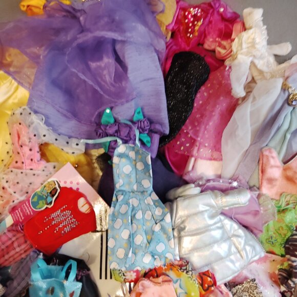 HUGE 150 PC MIXED LOT BARBIE CLOTHES VINTAGE & MODERN OUTFITS TONS OF CLOTHING! - Picture 4 of 9